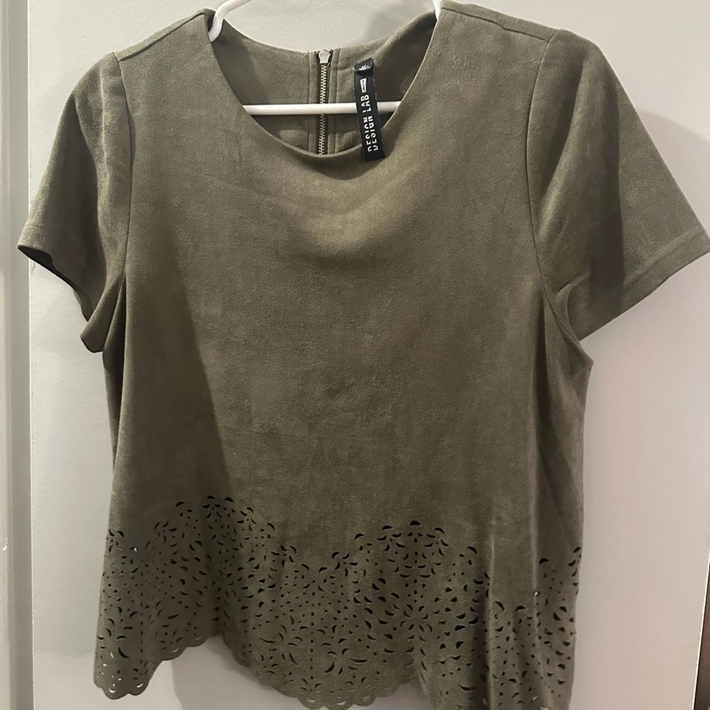 GREEN SUEDE TOP SIZE SMALL. WORN ONCE. So cute for fall!